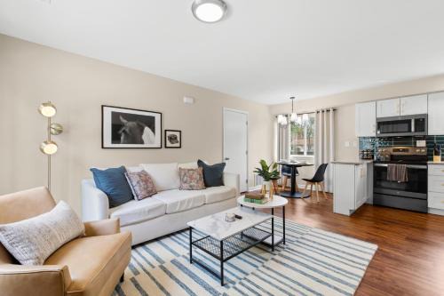 New! Comfy Flat near Downtown Roseville