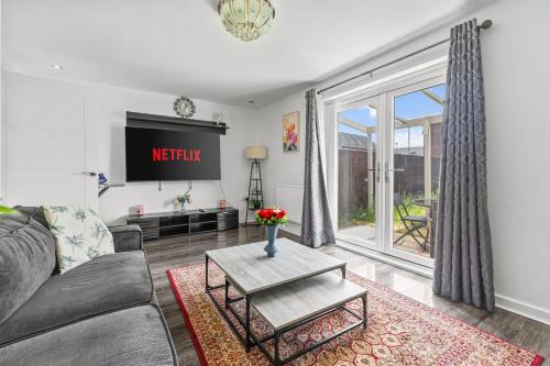 New large townhouse 3 bedrooms 4 beds and parking