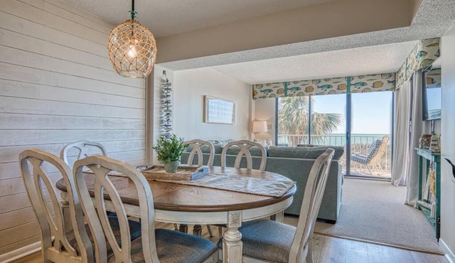 Oceanfront Oasis: Endless Ocean Views & Luxury Amenities Minutes to Attractions