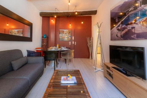 Old Town Nice, 2 bedrooms & 2 bathrooms,Quiet, AC for 4 people