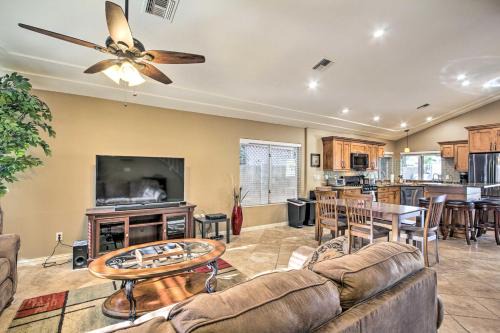 Pool, Hot Tub & Golf Course View: Glendale Oasis!