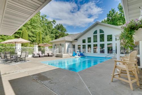 Pool, Hot Tub & Pickleball Court: Lake Ozarks Home
