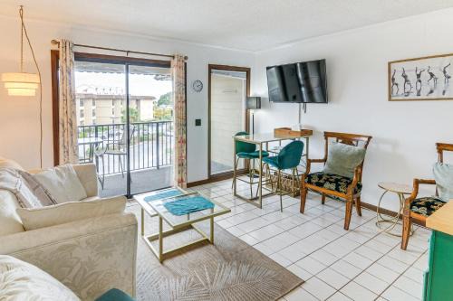 Pool, Spa & Dining: Beach Condo in Hilton Head!