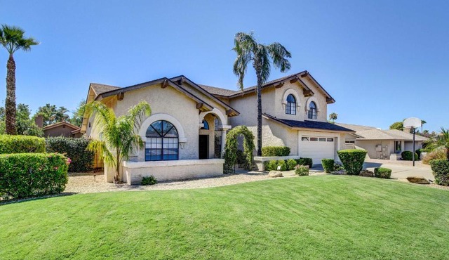 Poolside Backyard Oasis! Scottsdale Family Retreat