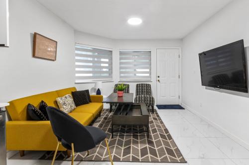 Pristine 3 Beds 2 Washroom Guest Suite