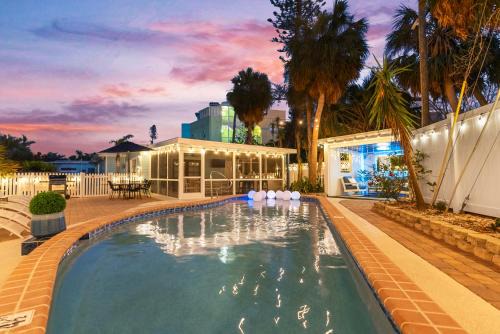Private Heated Pool - 100 Steps to Beach Access - 5-min walk to Siesta Key Village