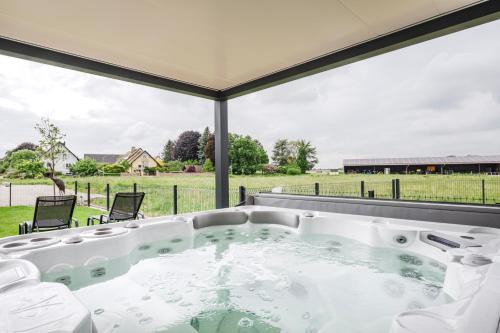 Private Jacuzzi, 3 suites, enclosed garden & parking