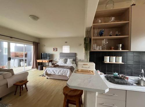 Private spacious studio in Kommetjie close to the beach