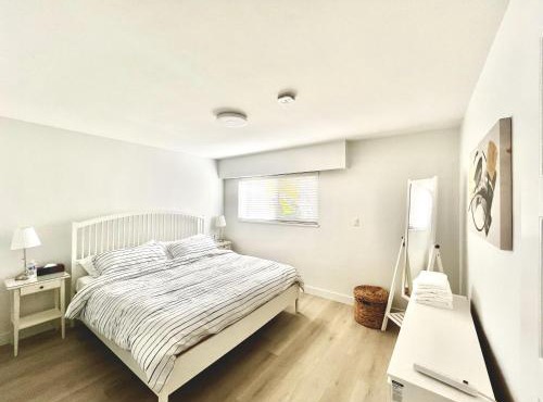 Quiet Central 3BD - Gated Parking, AC, Transit
