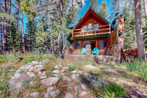 Riverfront dog-friendly retreat with a rustic flair & wood stove near skiing