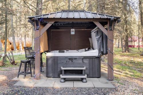 Rustic Cozy Cabin with hot tub