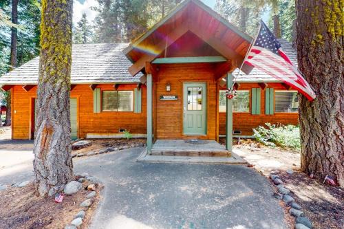 Serene cabin with expansive deck grill fireplace - near skiing - walk to beach