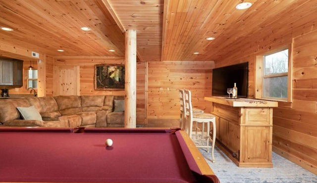 Smoke Rise Barn · Great Lake Front, Large Dock, 4bdrm, Pool Table