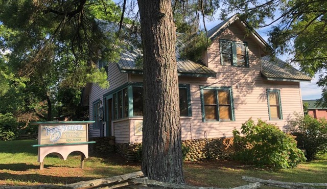Smokies Bed and Breakfast - Evergreen Cottage Inn