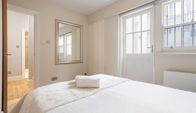 Sophisticated Maisonette in Prestigious Hyde Park