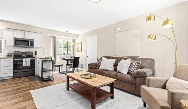 Spacious 1BR Flat, Workspace, King Bed