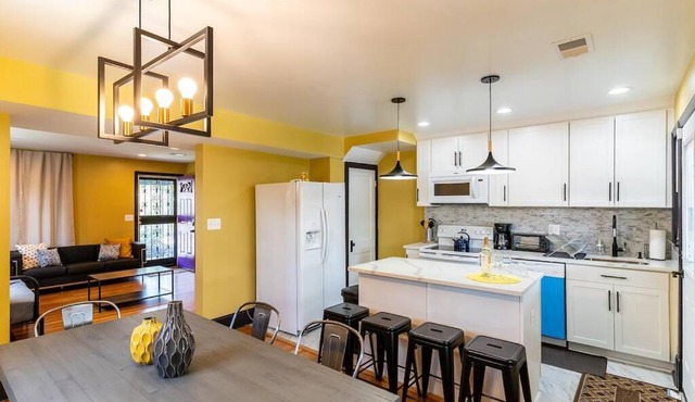 Spacious Charming DC Row House plus Free Parking-Sleeps 17 guests