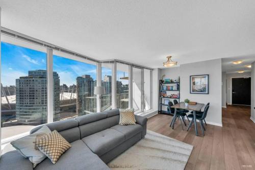Spacious DT 2-BDR High-rise with view, pool, gym