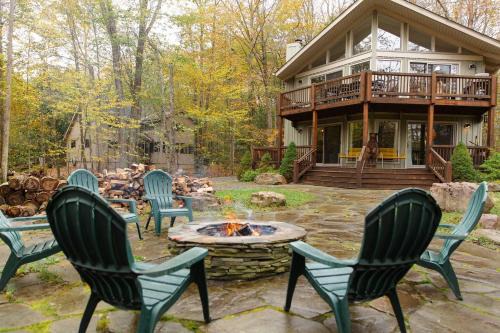 Spacious Lake Naomi Chalet for Groups
