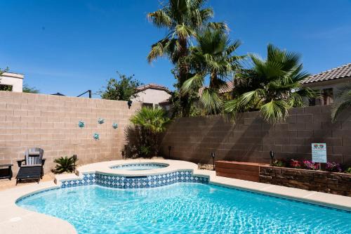 Spacious sparkling luxury home with private HEATED saltwater pool and hot tub, EV power station
