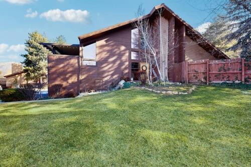 Spacious split-level townhome with private hot tub & game room -close to canyons