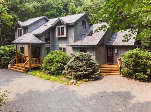 Split Rock Classic Chalet – Game Room & Family Friendly