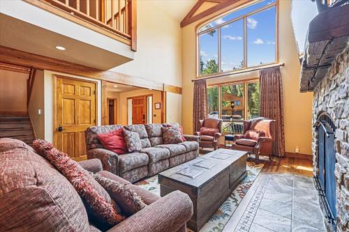 Stay at Friendly Fox Chalet, a large pet friendly home in a great location.