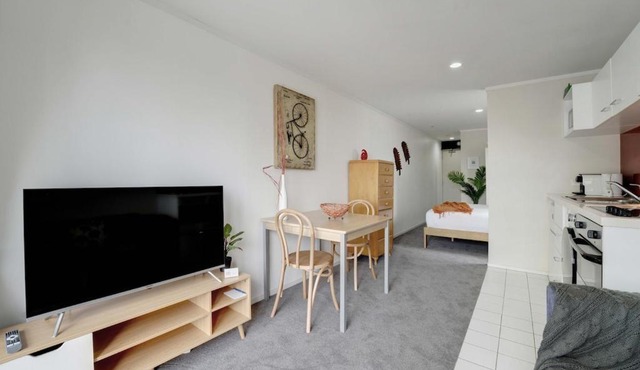 Super Central Studio - Aircon Balcony Kitchenette All you Need