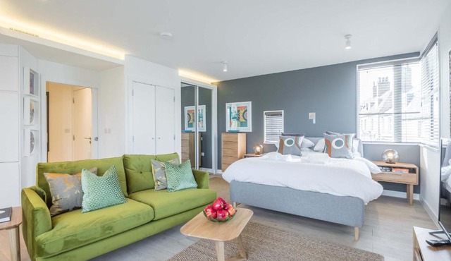 Superb Central Apt River Views and Parking
