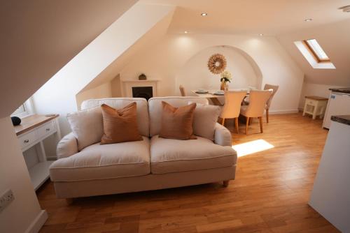 The Loft - KING BED, Central, Entire Apartment