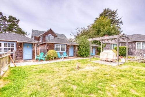 Three Cozy Cottages with Gas Fireplaces Courtyard & Beach Access - Dog-Friendly