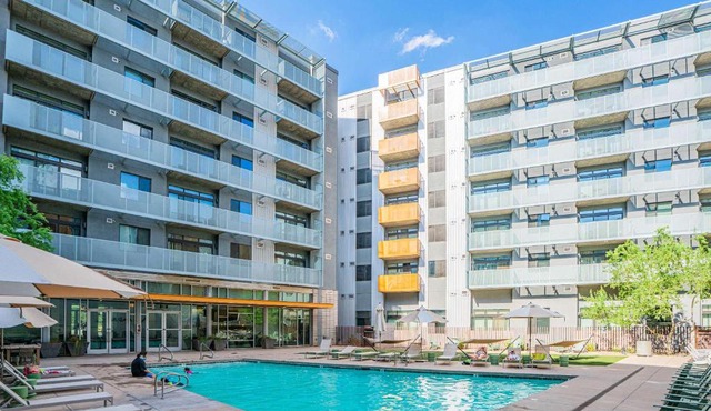 Unique 1BD -Central Downtown - Gym, Pool, Parking