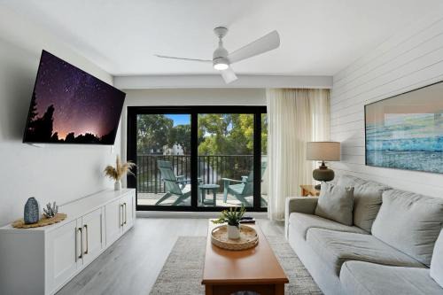 Updated With Lakefront Views Pool & Near Beach
