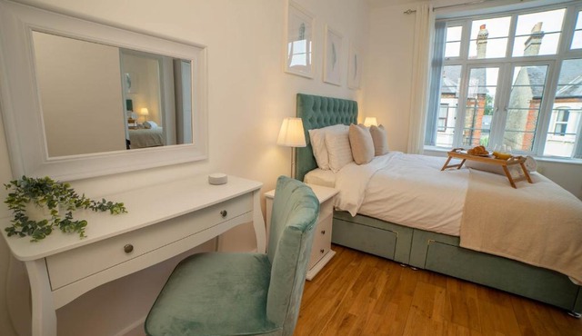 Vibrant City Centre - KING Bed, Entire Apartment