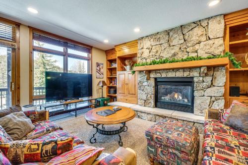 Walk to Gondola: Condo w/Deck in Winter Park!