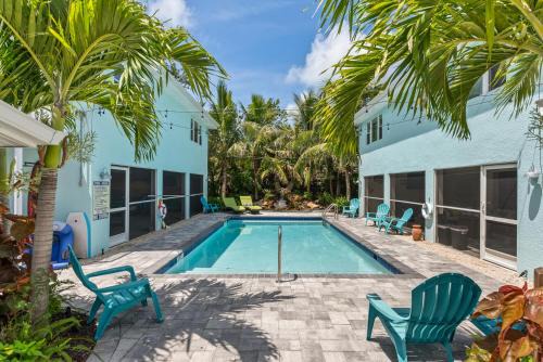 Walk to Siesta Key Beach & Village, Pool, Dock, Game Room!