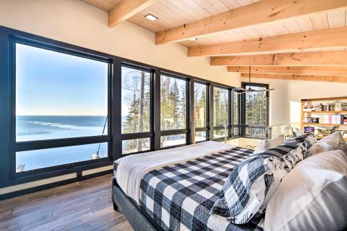 Waterfront Lake Superior Cabin: Fire Pit & More!