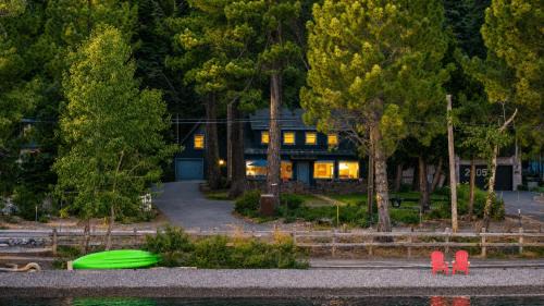 West Shore Lake House by AvantStay