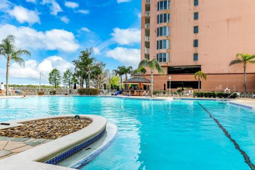 Wonderful lakefront condo near Disney with view, kitchen, gym, pool & hot tub