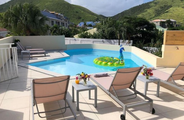 Beautiful suite S14, pool, next to Pinel Island