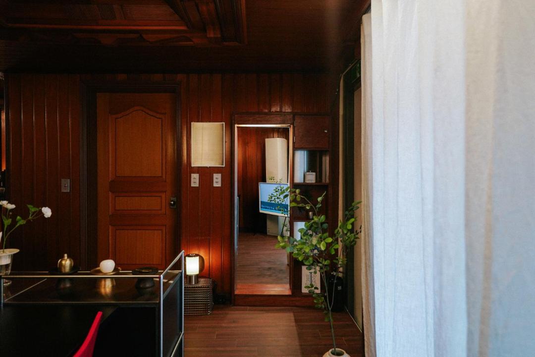 Seongsu Apartment | THE TEXTURE - Private Entire Floor, 3BR 5 Beds, Sleeps 8 - Seongsu, 3-Min Walk to Line 2 - K-Heritage Meets Trendy Seongsu - Free Luggage Storage