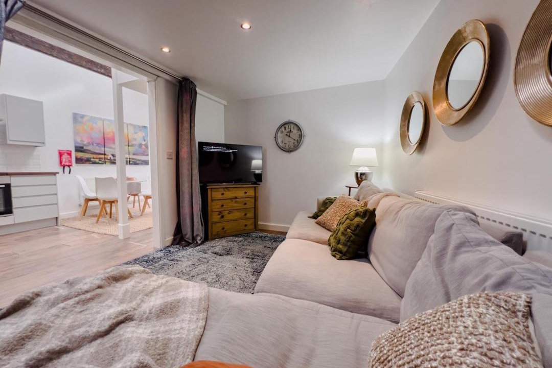 Offerton Apartment | Stylish Loft in Stockport - Free Parking - 10 min to Manchester - Flat 1