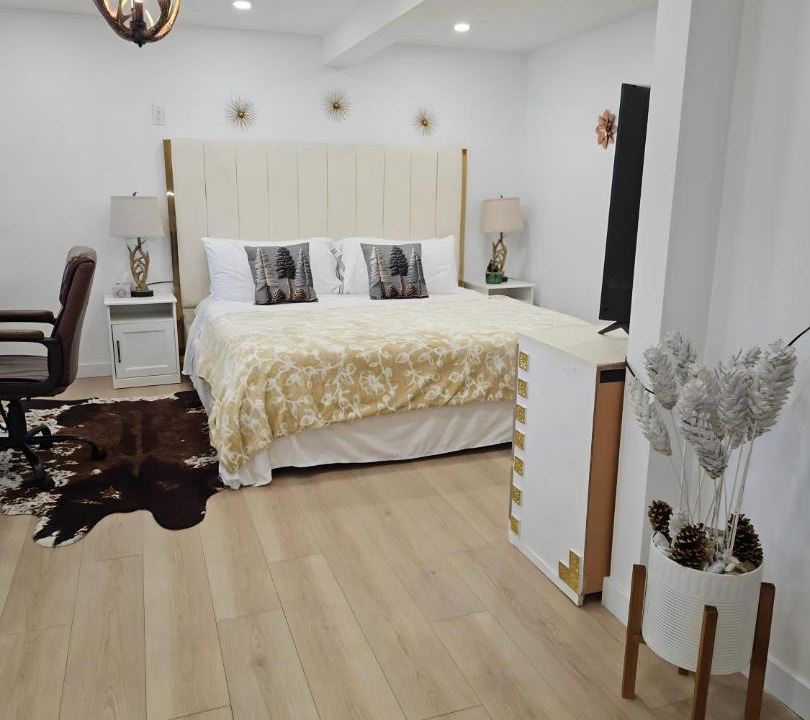 Wasaga Beach Villa | Riverfront Cottage Sauna Canoe Included Kids Playroom Nature Escape