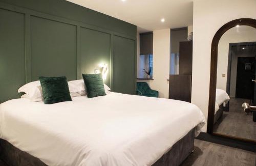Bradford Apartment | Luxury Serviced Apartment With Super King Bed Workspace WiFi & Netflix Washer Dryer Close Parking