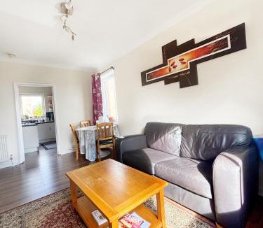 Longcroft Hotel | Spacious room close to tram