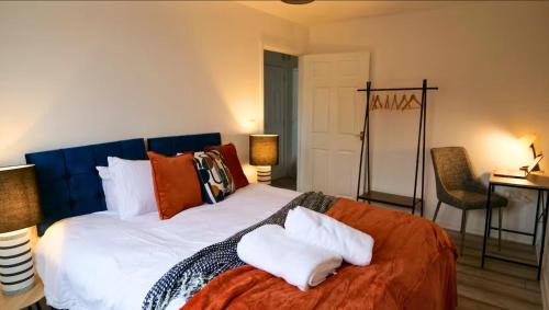Swindon Apartment | Large 3-Bedroom Rainham Home, A Place to Rest, A Place to Reconnect, Parking, Free WiFi