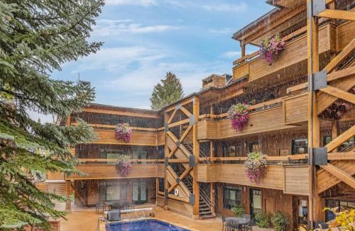 Aspen House | New Listing 3 BR 3 BA Aspen Condo near Gondola