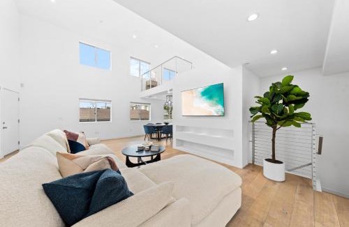 Wilshire Montana Apartment | The Diamond Dune Three floors Two Balconies BBQ