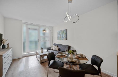 Richmond City Centre Apartment | Stylish and Tranquil Retreat in Richmond City Center