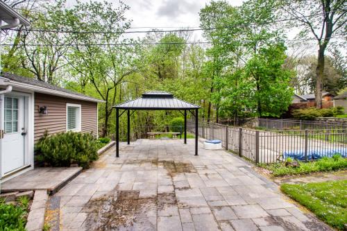 Gorgeous Retreat with Pool Hot Tub and Game Room